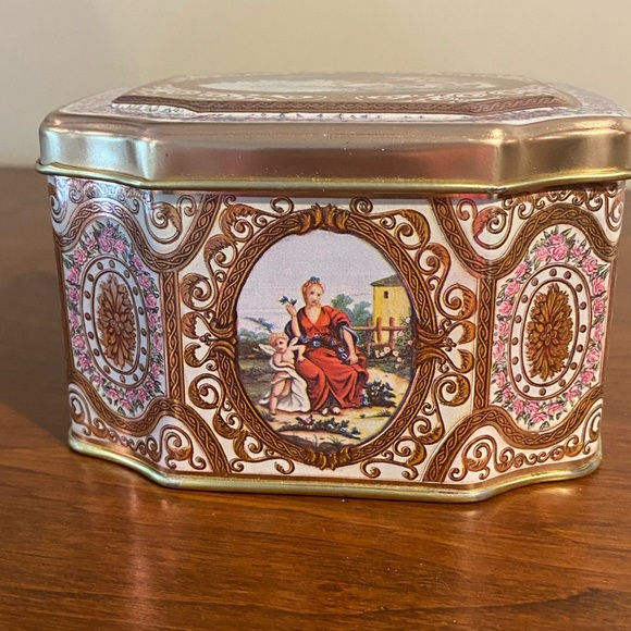 Vintage Meister scalloped tea tin-powder tin – Brazilian tea biscuit container - Picture 3 of 13